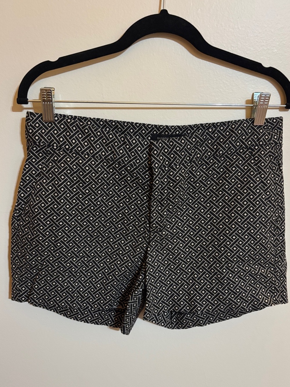 Banana Republic Black and White Geometric Print Shorts Women’s size 4